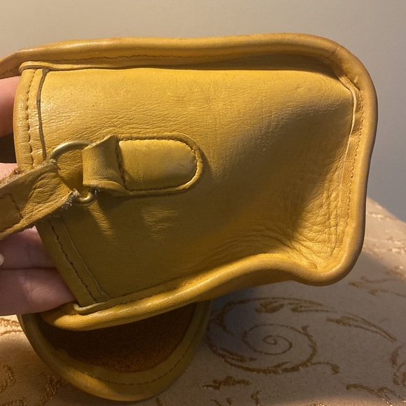 Coach Vintage Emmie. Gorgeous golden yellow color. - Picture 4 of 9